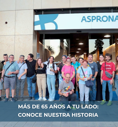 rupo de personas en el exterior de Asprona, posando juntas para una foto frente a la puerta